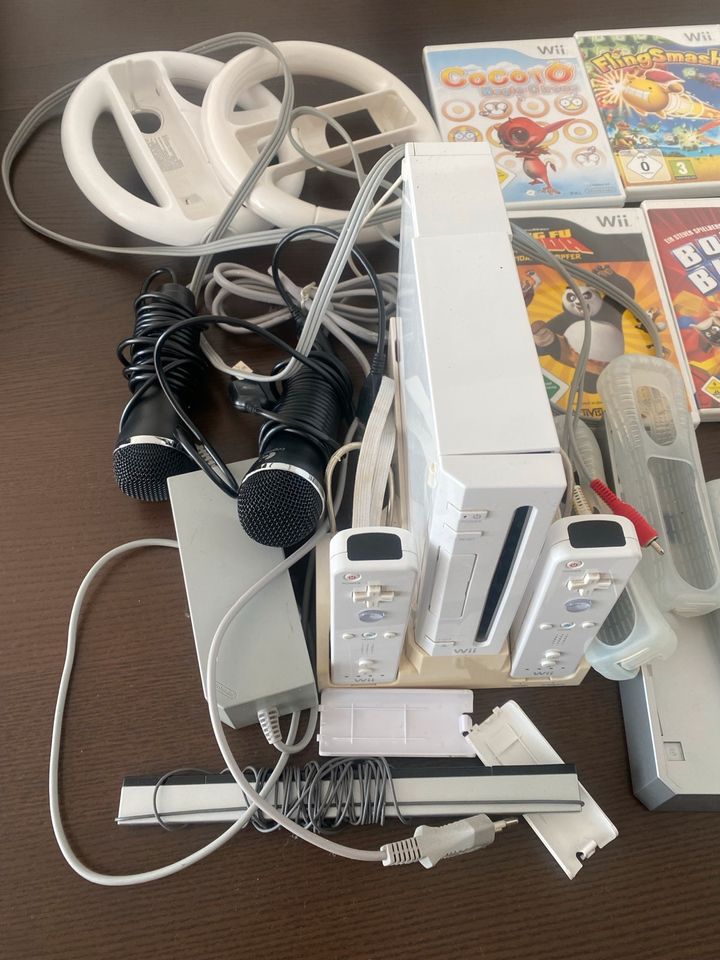 Wii mit Zubehör und 7 Spiele zu verkaufen in München