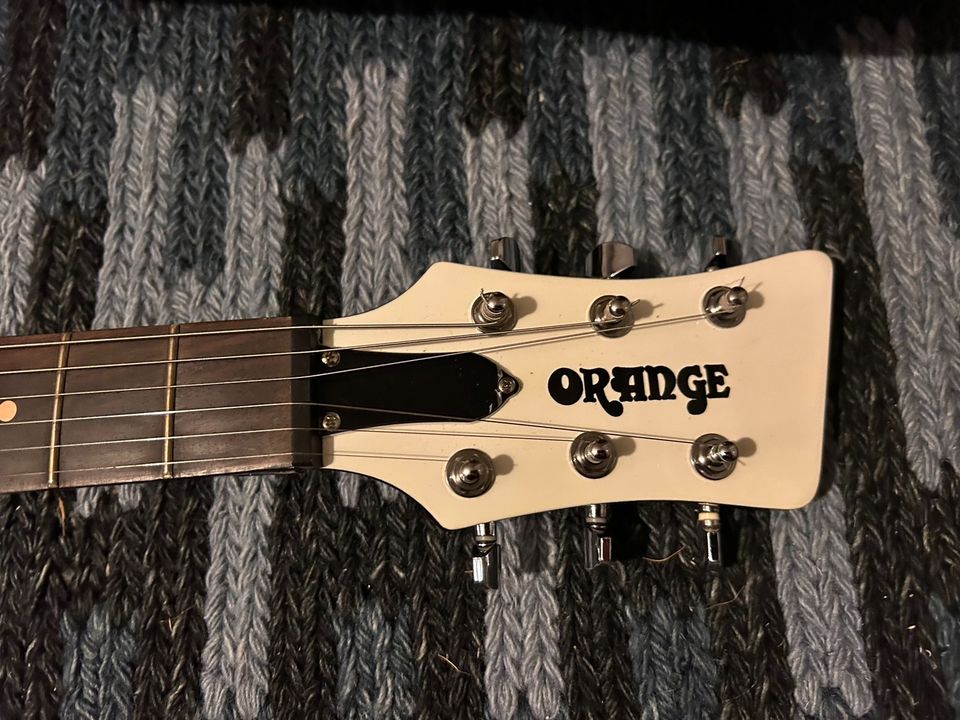 Orange E-Gitarre mit Duesenberg Les Trem in Ludwigslust