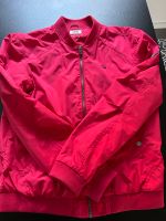 Tommy Jeans Hilfiger Blouson Jacke Gr L in rot Nordrhein-Westfalen - Olpe Vorschau