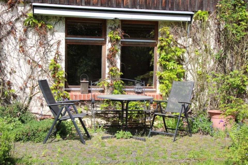 Baubiologisches Einfamilienwohnhaus mit Garagennebengebäude und Garten in Gladenbach