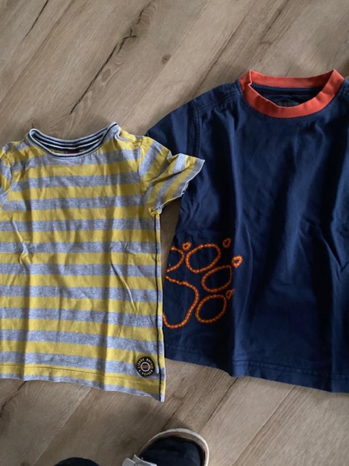 2-teiliges Kleiderpaket Kurzarmshirts Jungs Größe 116/122 in Forchheim