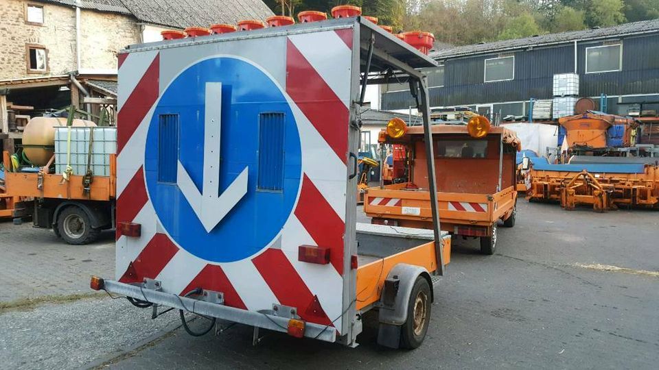 Verkehrsleittafel Absperrtafel Verkehrsleitanhänger vz 616 615 in Quirnbach Westerwald