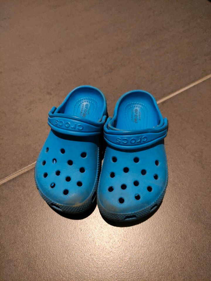 Crocs blau Badelatschen Hausschuhe Kinder Größe c9 in Langenselbold