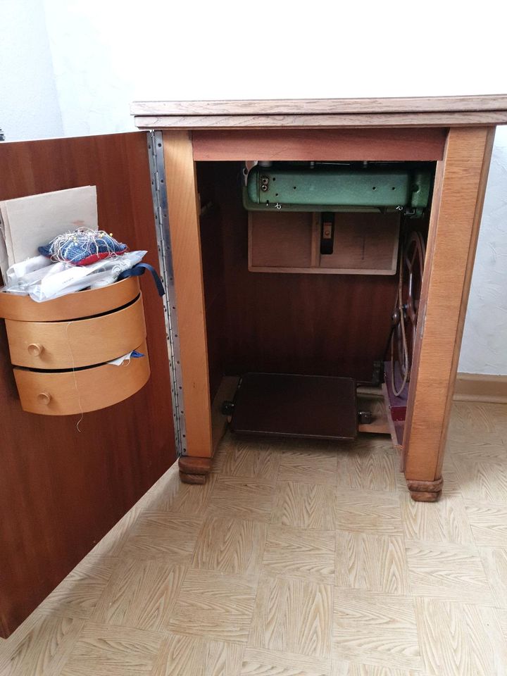 Nähmaschine mit Schrank DDR in Viernau