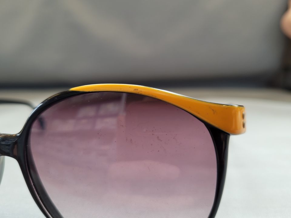 Sonnenbrille Kunststoff extrem leicht Retro schwarz-gelb in Hamburg