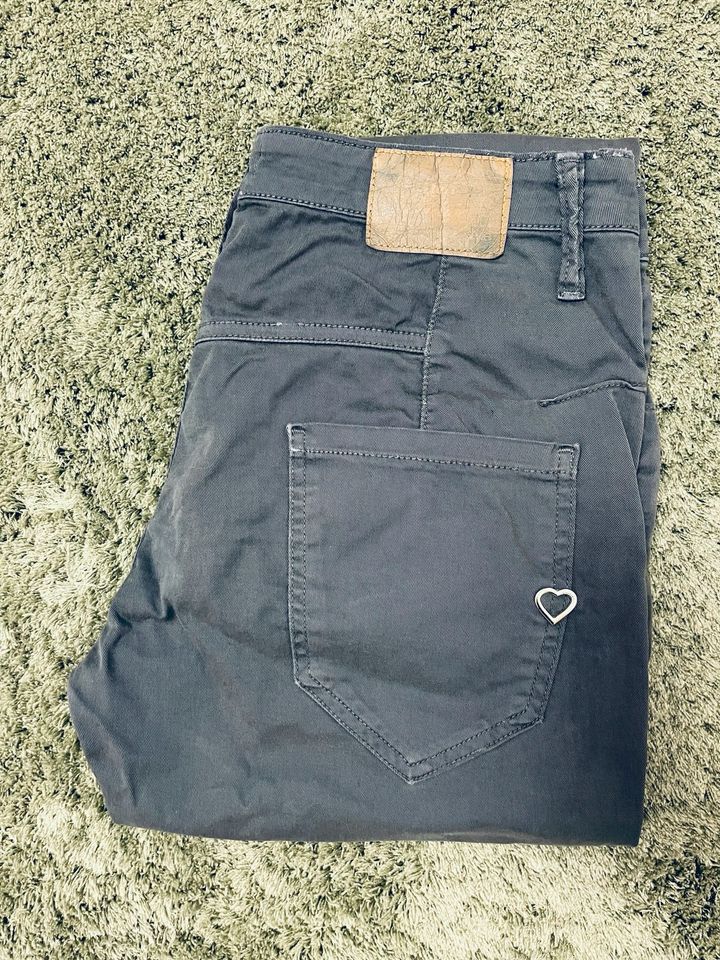 Damen Hose dunkelgrau von Please Größe S in Oberstdorf