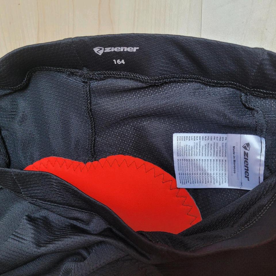 NEU Ziener Radhose Gr.164 kurze Hose mit Innenhose Shorts in Rochlitz