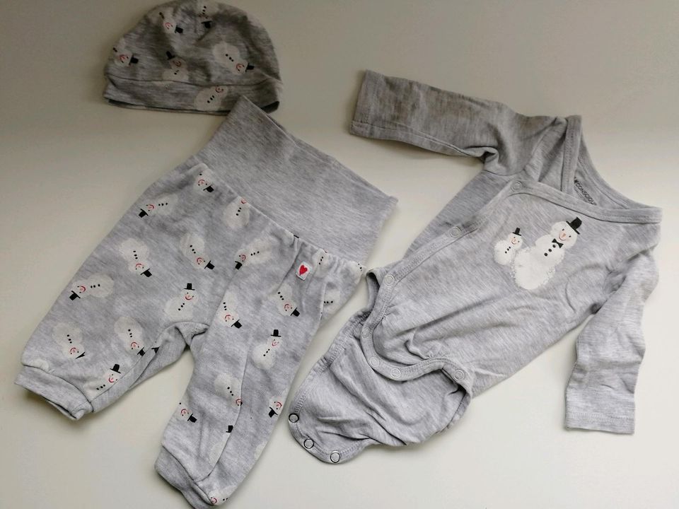 Newborn 3-teiliges Set Body Hose und Mütze H&M in Sandhausen