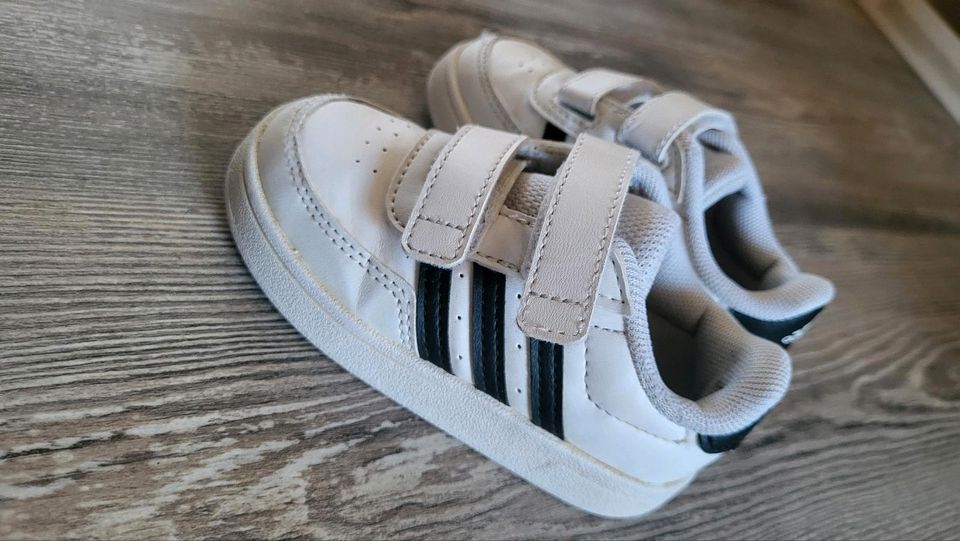 Adidas Kinder Turnschuhe in Jever