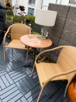 Marmor Tisch mit Gusseisernen Fuß und 2 wetterfesten Stühlen Saarbrücken-Dudweiler - Dudweiler Vorschau