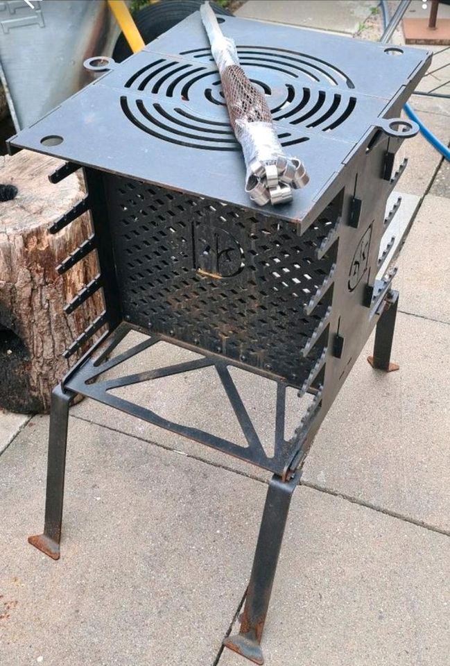 Mangalgrill Vertikalgrill Grill Massiv 4mm Stahl inkl. Spieße Neu in Neu Wulmstorf