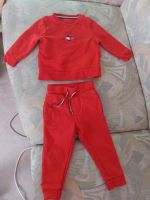 Tommy Hilfiger Jogginganzug rot Gr. 80 Anzug Nordrhein-Westfalen - Hövelhof Vorschau