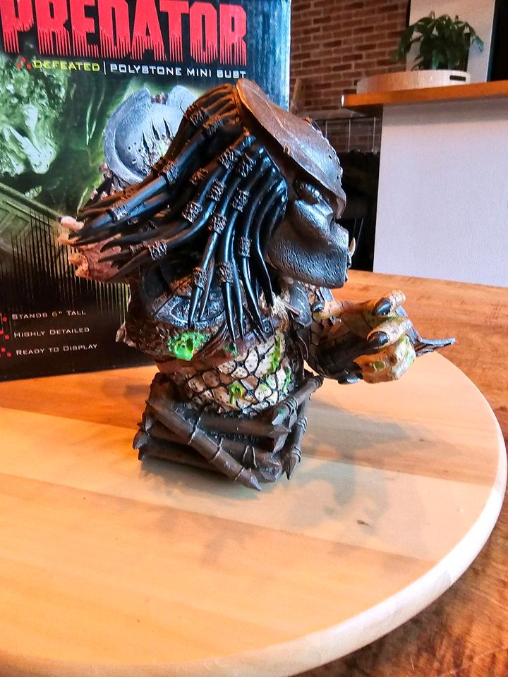 Palisades Defeated Predator Mini Bust Statue in Köln