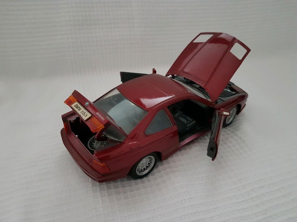 Modellauto 1:18 Maisto BMW 850i rot in Wiesbaden