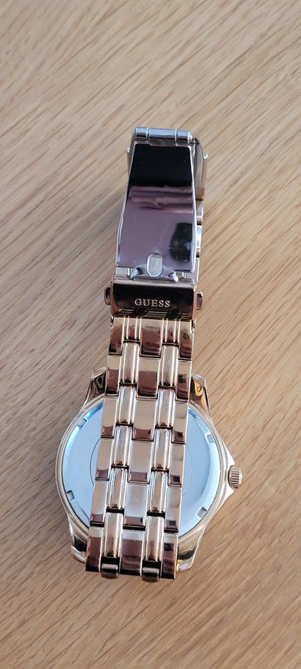 Uhr Marke "Guess" gold, wasserdicht, Stainless Steel in Mering