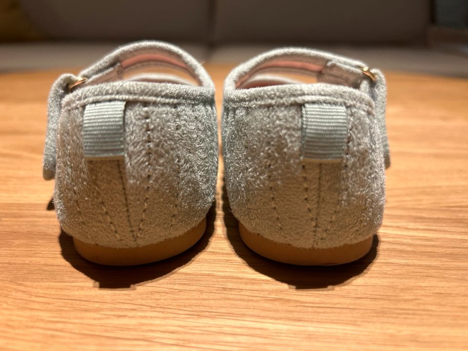 Top! H&M Samt Ballerinas lind-grün Gr. 25 in Bad Dürrheim