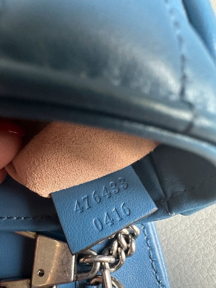 GUCCI GG MARMONT SUPER-MINI-TASCHE AUS LEDER IN BLAU in Haan