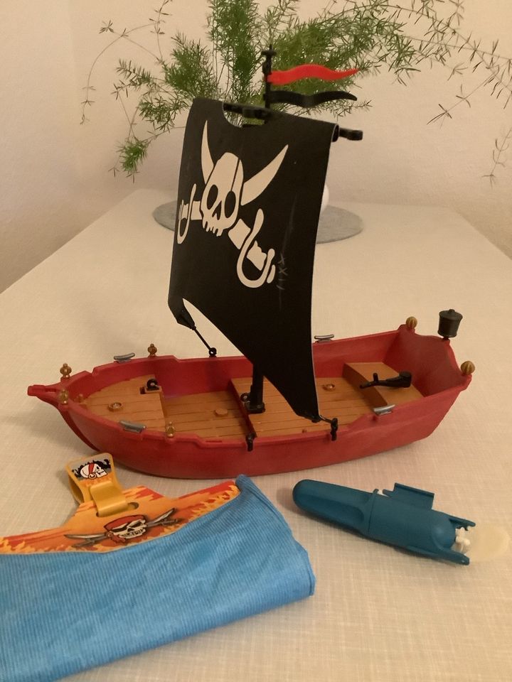 PLAYMOBIL Piratenschiff / Totenkopfsegler mit Motor in Essen