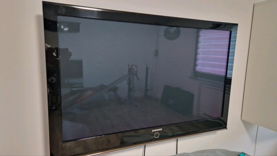 Plasma Samsung TV mit Wandhalterung in Nürtingen