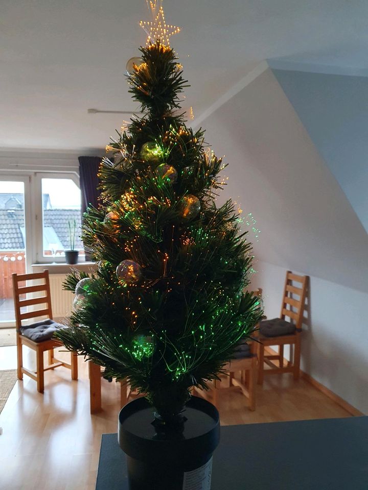 Künstlicher Weihnachtsbaum mit Glasfaserbeleuchtung in Wetzlar