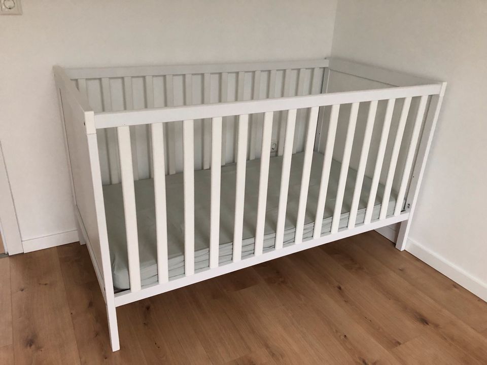 IKEA SUNDVIK Babybett, weiß, 70x140cm inkl. Matratze in Wennigsen