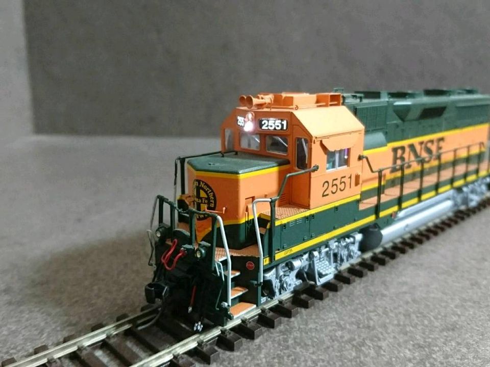 H0 HO Kato GP40 EMD BNSF 2551 detailed DCC Digital Lenz in Limbach-Oberfrohna