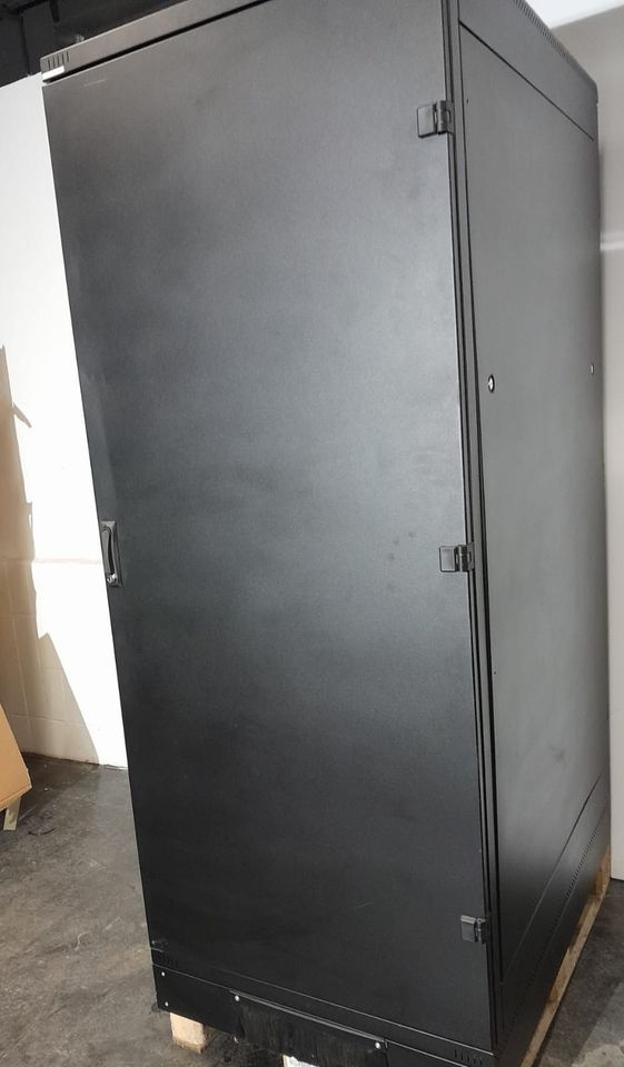 Triton Serversschränke; 2 Stück B 700 x H 1200 x T 2100mm in Hartmannsdorf