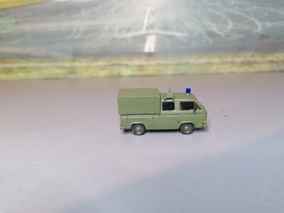 Roco Minitanks 413 VW T3 DoKa Feldjäger Polizei 1:87 H0 Herpa AWM in Bamberg