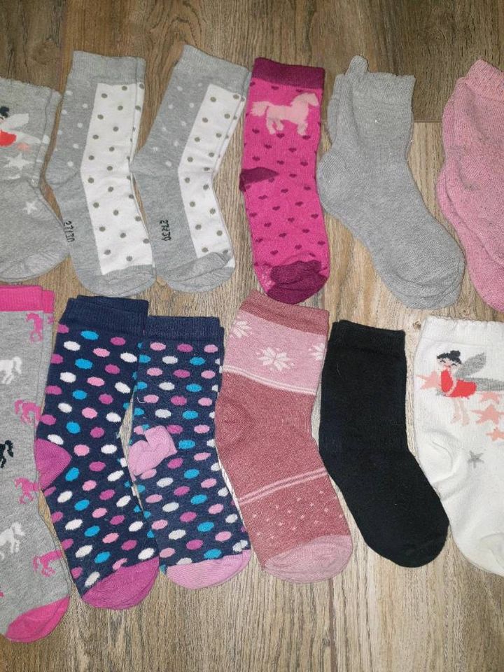 23 Paar Mädchen Stopper Socken Kniestrümpfe Strumpfhose Gr. 23-34 in Bad Lippspringe