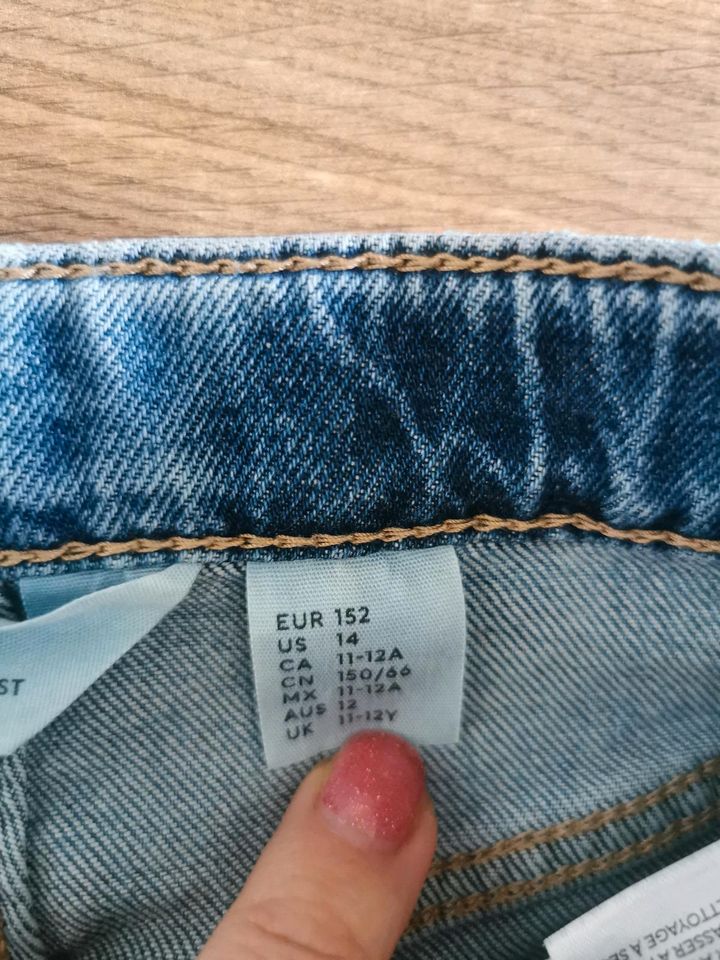 H&M Jeans Flared Leg High Waist 152 in Essen