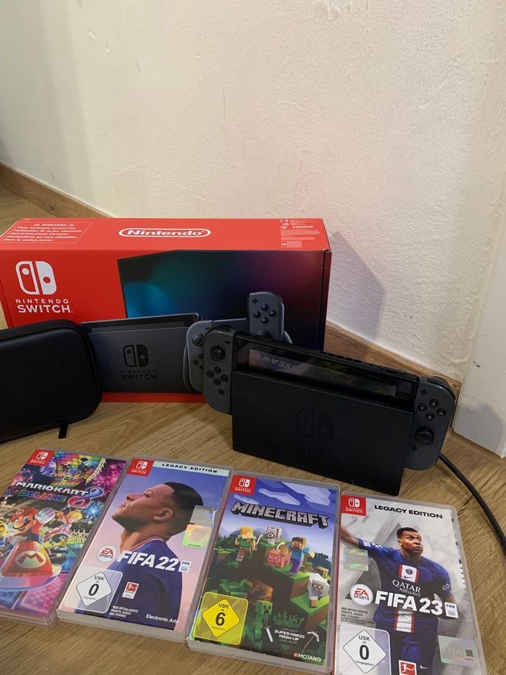 Nintendo Switch mit spiele 4 Stück in Erlangen