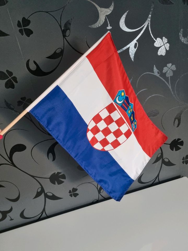 Flagge Kroatien Mit Holzstab in Blankenfelde-Mahlow