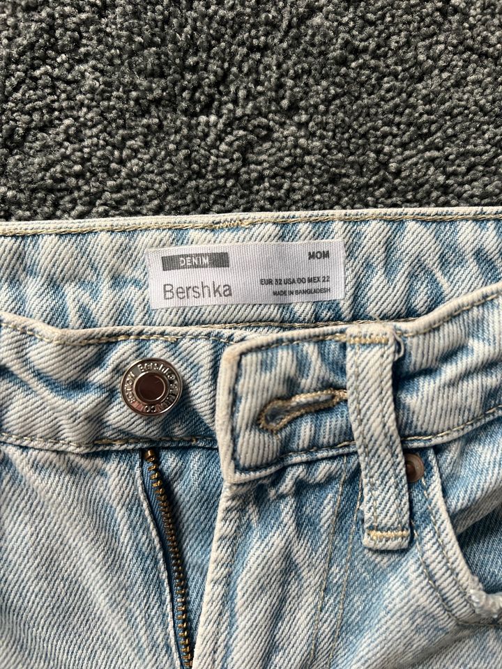 Bershka MOM 32 wie neu Blau (hell) in Nidderau