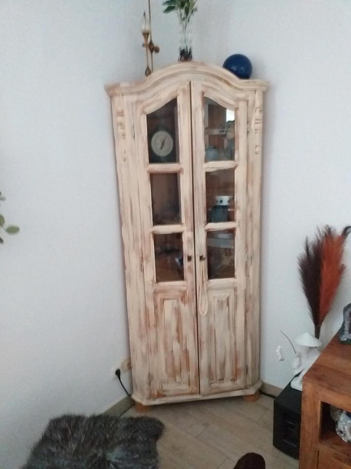 Eckschrank/Eck Vitrine aus Holz und Holzspiegel und Hocker in Rosenheim