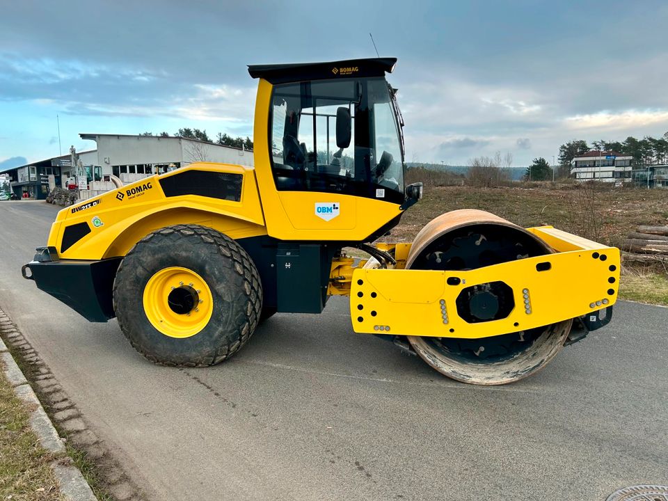 BOMAG BW 213 D-5 Walze Walzenzug 2022 (ähnlich Hamm, CAT) in Amberg