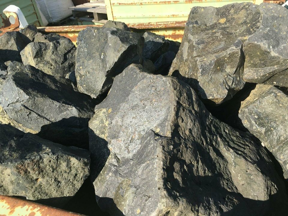 Basalt-Findlinge anthrazit-grau verschiedene Größen in Burglauer