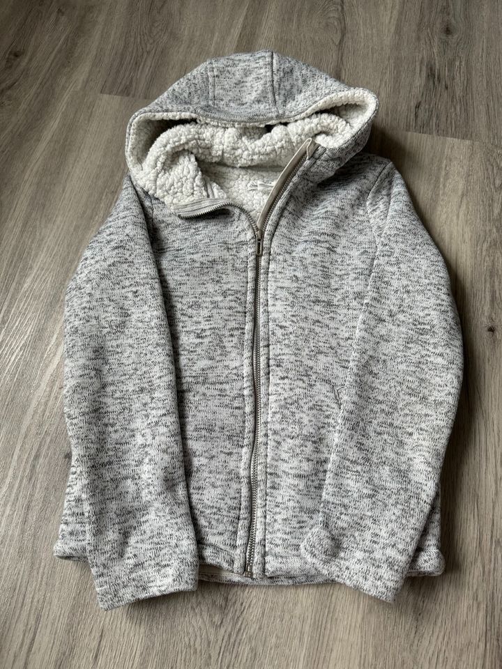 kuschelige Jacke von H&M Größe 134/140 in Stade