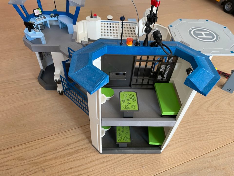 Playmobil Polizeistation mit Gefängnis + Alarmanlage (6872&6503) in Wees