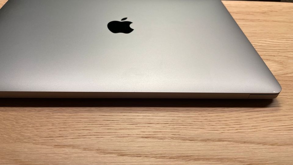 Apple MacBook Pro 2017 | 13.3" | Touch Bar *Neuer Akku 2020* in Chemnitz