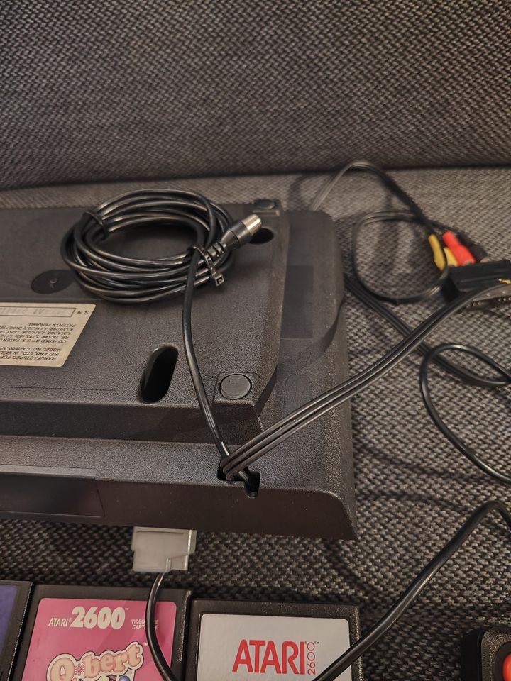 Atari 2600 Umgebaut mit AV MOD Platine + 2 Controller und einige in Passau