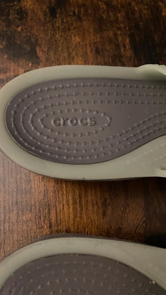 Crocs Sandalen Badeschuhe NEU in Berlin