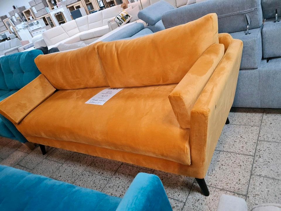 Sofa Couch 2-Sitzer Samt gelb Möbel UVP 817€ in Herbstein