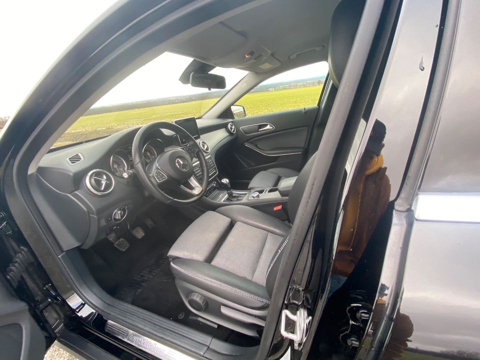 Mercedes Benz GLA 200 d in top gepflegtem Zustand in Paderborn