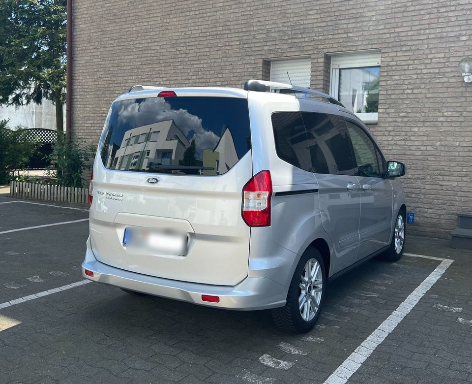 Ford Tourneo Courier Titanium 2020/2 1,5 TDCi 74KW in Bielefeld