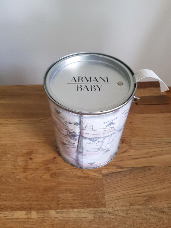 Armani Baby # neu # 7x Lätzchen # Geschenkdose in Bürstadt