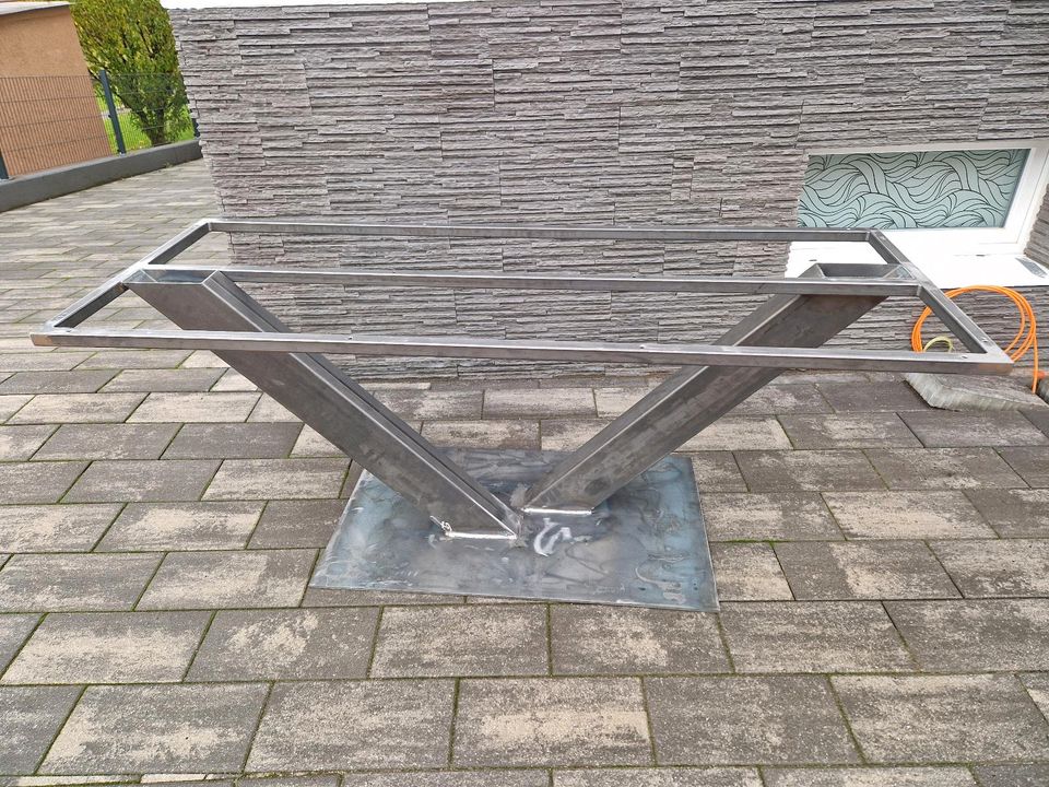 Mittelfuss Tischgestell nach Maß aus Stahl in Waldmohr