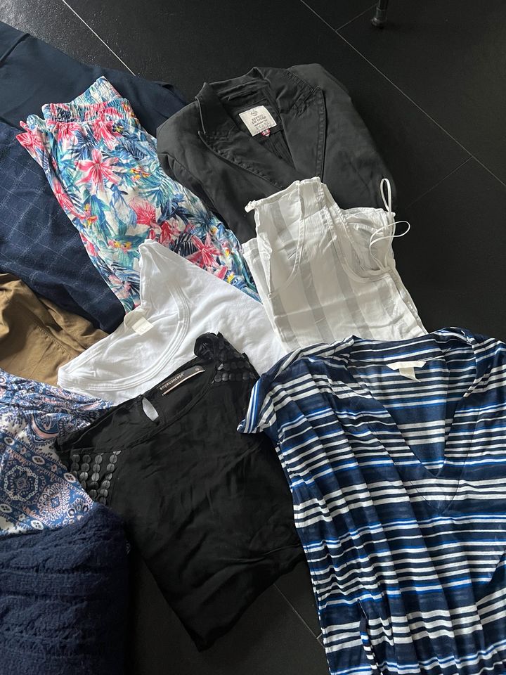 Damen Bekleidungspaket Hosen Shirts Pullover Kleid Gr. S in Markt Schwaben