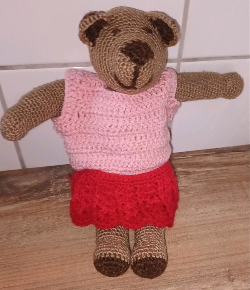 Häkel Strick Teddybär Bär Mädchen mit Kleidung Handmade Unikat in Berlin