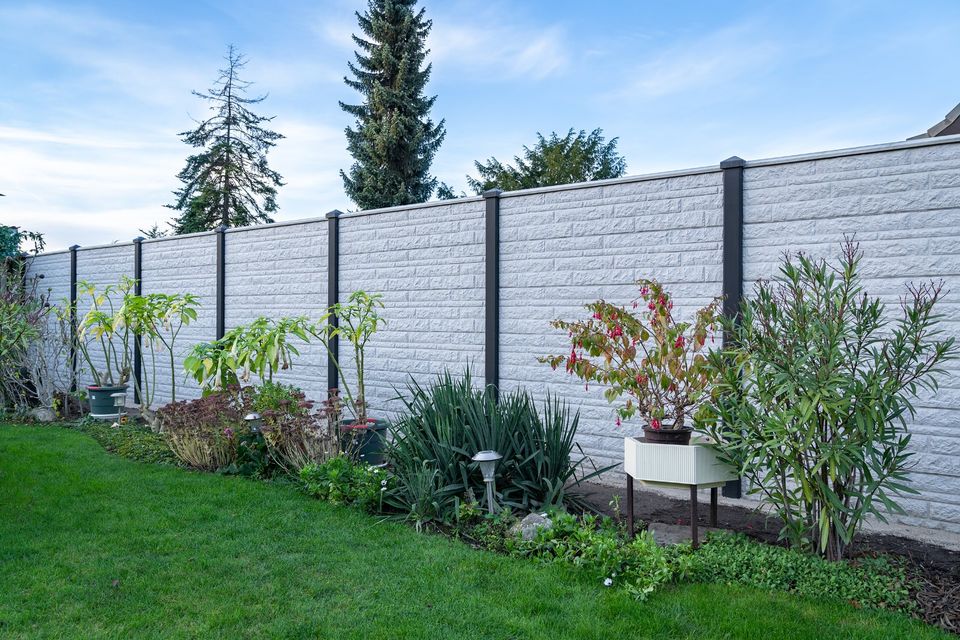 Betonprofilplatten für Zaungestaltung mit Holzzäunen kombinierbar in Wardenburg