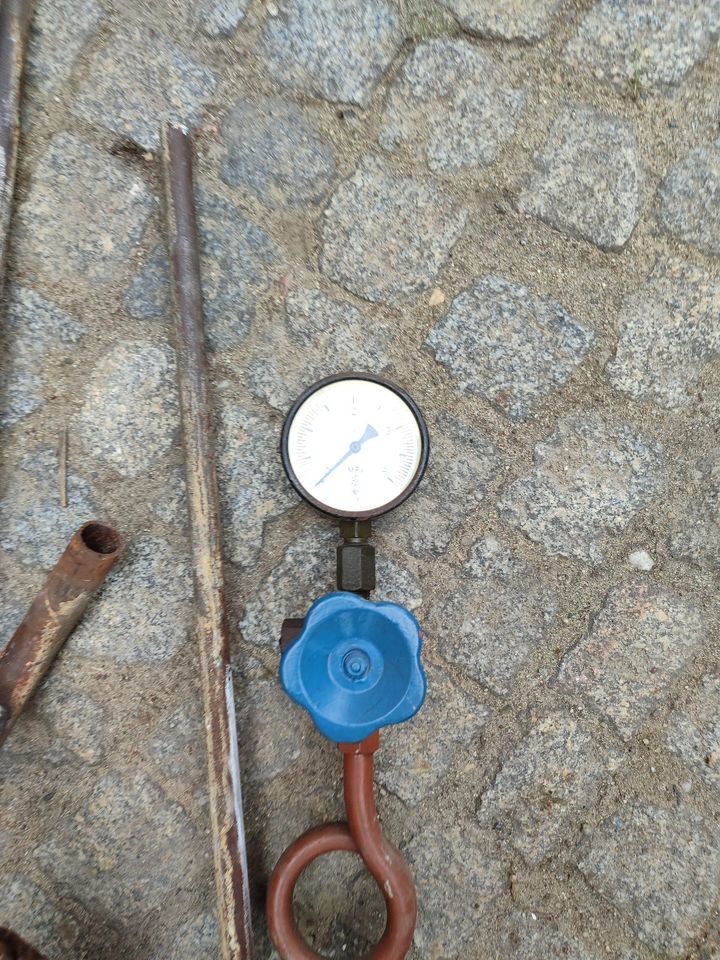 Absperrventile, eins mit Druckmanometer in Bautzen